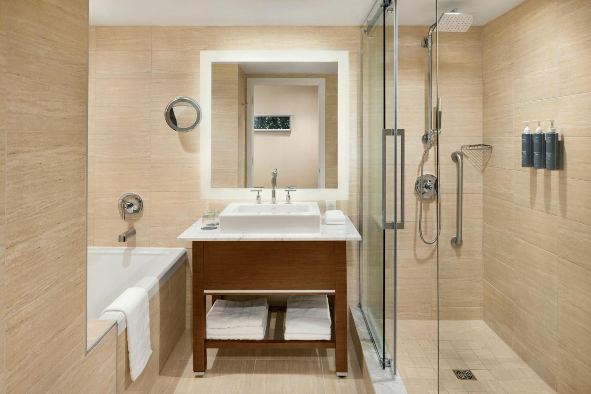 The Westin Centre, Vancouver Airport Hotel 4*